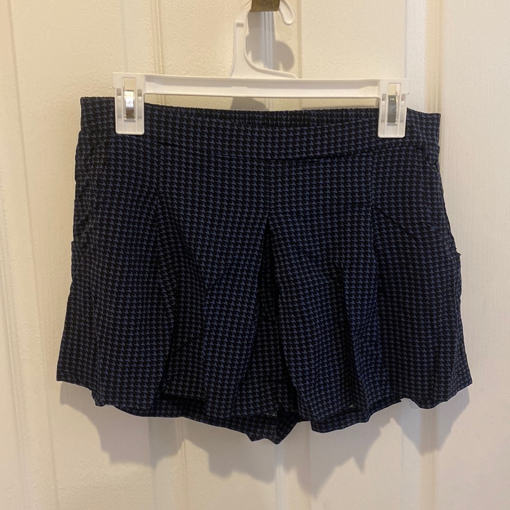 Old Navy pleated pull on shorts size M